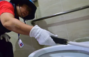 Korea walczy z podglądaczami - "łowcy kamer" przeszukują damskie toalety