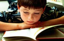 Dzieci, które wychowują się wśród książek, zarabiają więcej jako dorośli