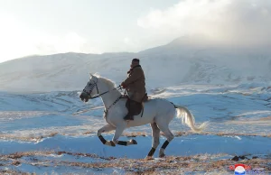 Najwyższy przywódca Kim Jong Un wspiął się na białym koniu na górę Pektu-san