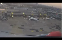Piloci Air Berlin dziękują za współpracę robiąc efektowny przelot nad lotniskiem