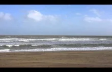 Mikro burza piaskowa na plaży.