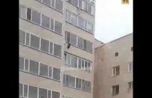 Dziecko wypada z 10. piętra bloku, zostaje wyłapane na 9. piętrze