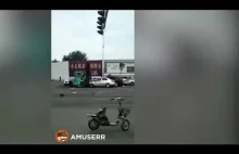 Szaleniec na wózku widłowym atakuje samochody