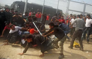 Grecja, Lesbos: Tłum afgańczyków powitał pałami nowo przybyłych emigrantów [eng]