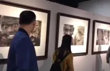 Pewne chińskie muzeum posiada wystawę zdjęć porównujących murzynów do zwierząt.