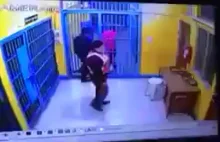 Mężczyzna wykorzystuje nieuwagę strażnika i ucieka z aresztu