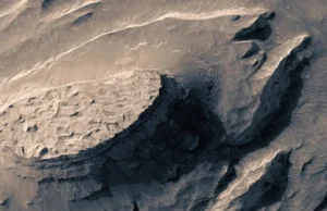 Niesamowity przelot nad Marsem zmontowany z topograficznych zdjęć 3D