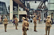 na dworcach, w centrach handlowych, na skwerach - pojawili się 'ghost soldiers'.