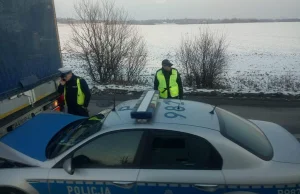 Radiowóz najechał na tył ciężarówki - nietypowa kolizja przed zwężeniem...