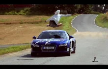 Skok nad pędzącym 150km/h Audi R8