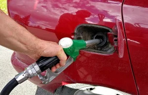 Do paliwa doliczana będzie „opłata emisyjna” (8 gr na litrze)