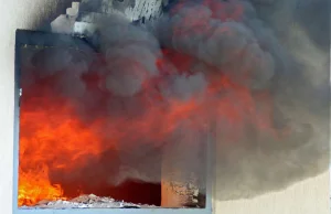 Policjant wszedł do płonącego budynku. Uratował czteroletnie dziecko i...