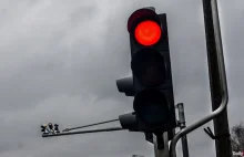Nieoznakowany rejestrator przejazdu na czerwonym świetle w Markach bije rekordy.