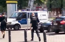 Warszawa: Straż miejska blokuje przejazd, bo… zgłodniała