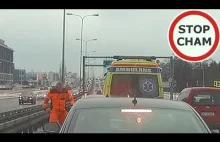 Agresywny kierowca ambulansu zatrzymuje ruch na Al. Jerozolimskich