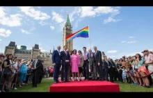 Premier Kanady osobiście wciąga tęczową flagę przed budynkiem parlamentu