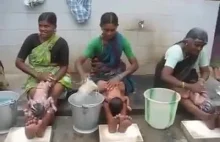 Dzieci w Indiach myje się tak