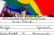 Kobieta w Nebrasce pozwała przed sądem wszystkich homoseksualistów na Ziemi.