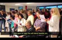 Holenderski chór amatorski wita imigrantów