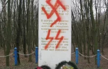 Ukraina. Swastyka na pomniku ofiar Holocaustu
