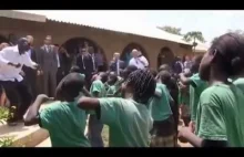 Nigeryjskie dzieci śpiewają Donaldowi Tuskowi