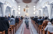 Coraz mniejszy odsetek Polaków bierze udział w niedzielnej mszy.