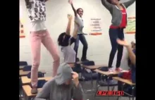Nietypowa reakcja na tańczącą na ławce koleżankę z klasy
