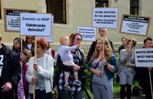 Ruch antyszczepionkowy rośnie w siłę. Coraz więcej rodziców nie chce szczepić.