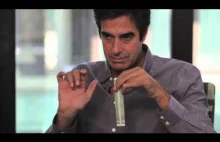 Legenda iluzji, David Copperfield, pokazuje i objaśnia prostą sztuczkę magiczną