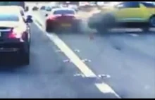 Kierowca BMW Z4 niespodziewanie włącza się do ruchu powodując kilka wypadków