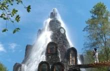 Magiczny hotel, z którego szczytu spływa woda