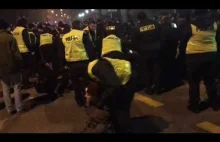 Policja pacyfikuje demonstrantów KOD