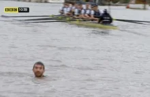 Thames swimmer stops Oxford vs. Cambridge boat race (po angielsku)