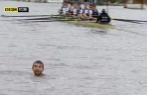 Thames swimmer stops Oxford vs. Cambridge boat race (po angielsku)