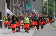 Wrocławscy ratownicy w czasie protestu uratowali życie klientce banku