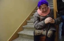Suwałki. Schorowana staruszka koczuje na klatce schodowej.