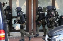 Niemcy: Szturm kilkuset policjantów na meczet w Hildesheim