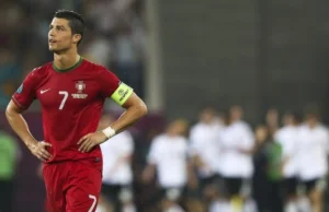 Skandal: półnaga kibicka rzuca się na Ronaldo.