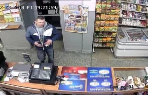Ten mężczyzna ukradł 2200 złotych ze sklepu. Nagrał go monitoring