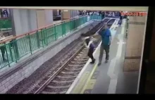 Mężczyzna popycha kobietę na tory kolejowe i odchodzi jak gdyby nigdy nic