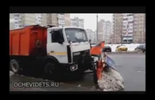 Profesjonalne usuwanie śniegu z drogi w rosyjskim Krasnojarsku