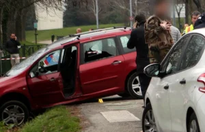 Wjechał w policjantów pilnujących meczetu. Miał wykrzykiwać "Allah jest...