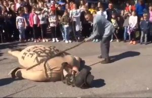 Tłum polaków bije oraz podpala kukiełkę mającą przedstawiać stereotypowego żyda