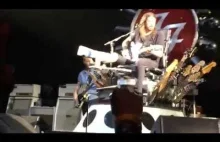 Dave Grohl z Foo Fighters zaprasza fana na scenę do gry na perkusji