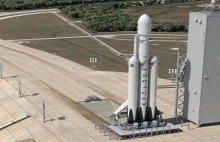 Falcon Heavy stoi już na platformie i jest gotowy do testów statycznych
