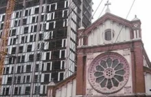Rumuński sąd nakazał zburzenie wieżowca, który zasłania katedrę