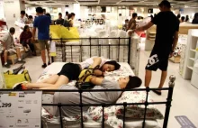 Chińczycy biesiadują i śpią w sklepach Ikea