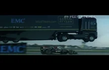 Skok samochodu ciężarowego nad bolidem F1