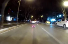 Przejażdżka nocą zdalnie sterowanym samochodzikiem w ruchu ulicznym