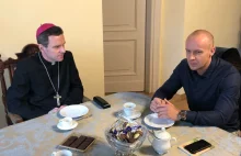 Arbiter i biskup przy jednym stole
